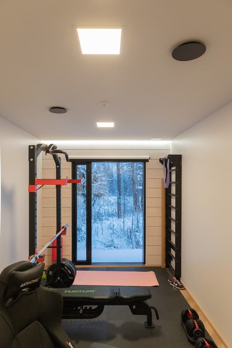 In una sala hobby, illuminazione generale uniforme con un apparecchio quadrato Paneeli 300 e illuminazione indiretta con una striscia LED sul bordo della parete/soffitto per completare l'illuminazione